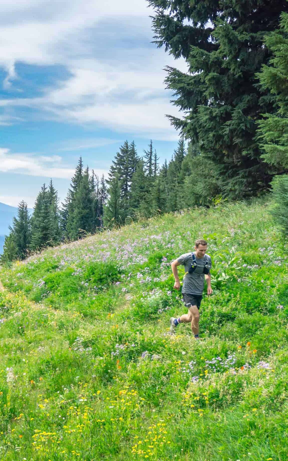 Mann joggt durch eine Blumenwiese - Biohacking