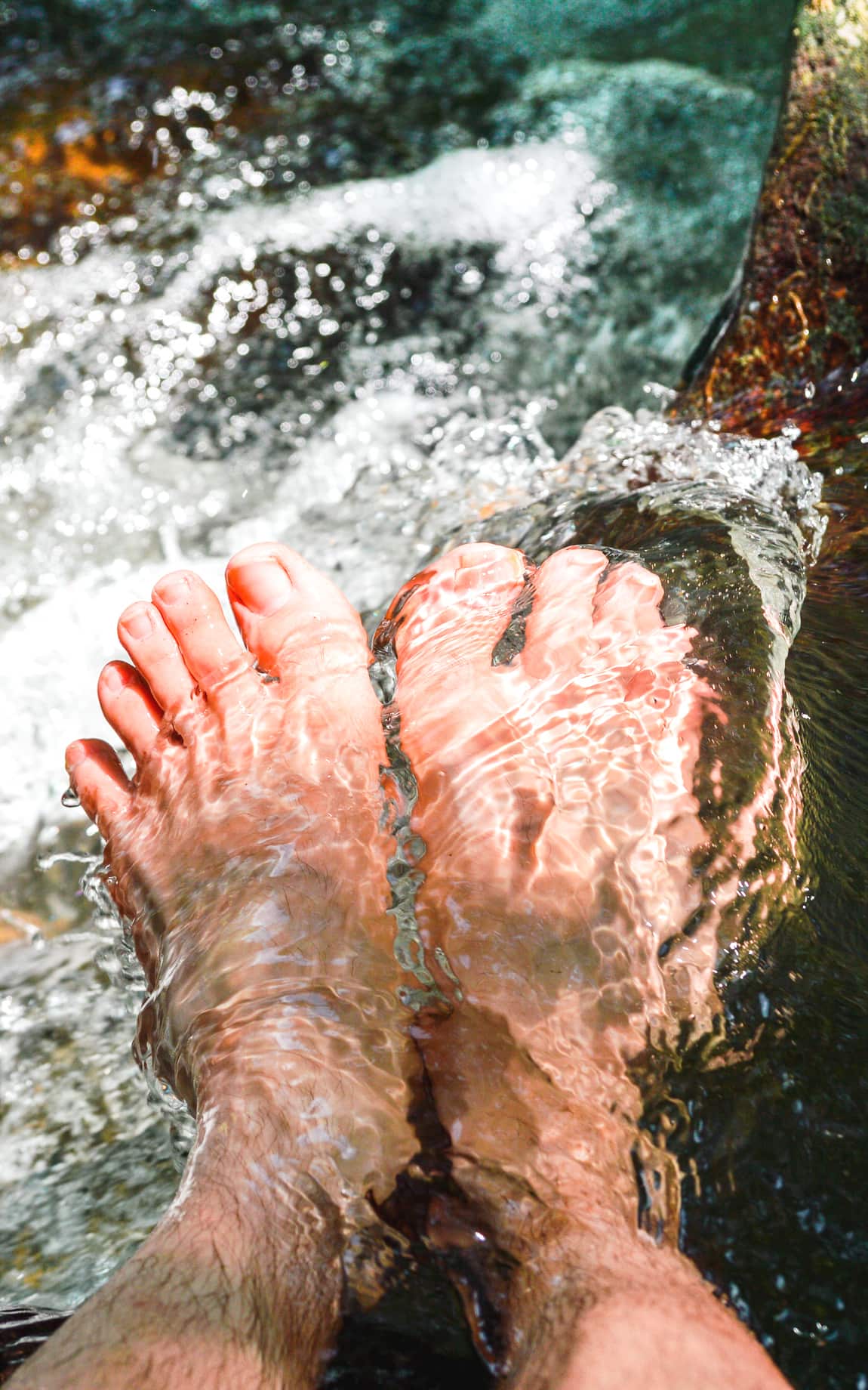 Füße im eiskalten Wasser - Biohacking