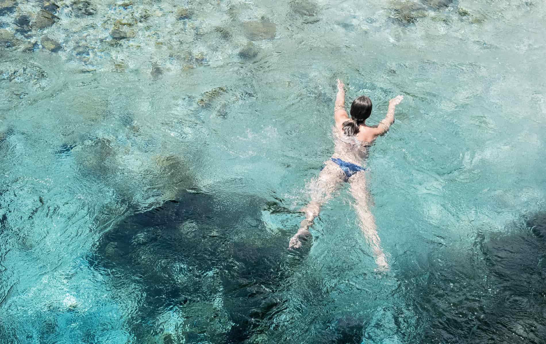 Frau schwimmt im kalten Wasser