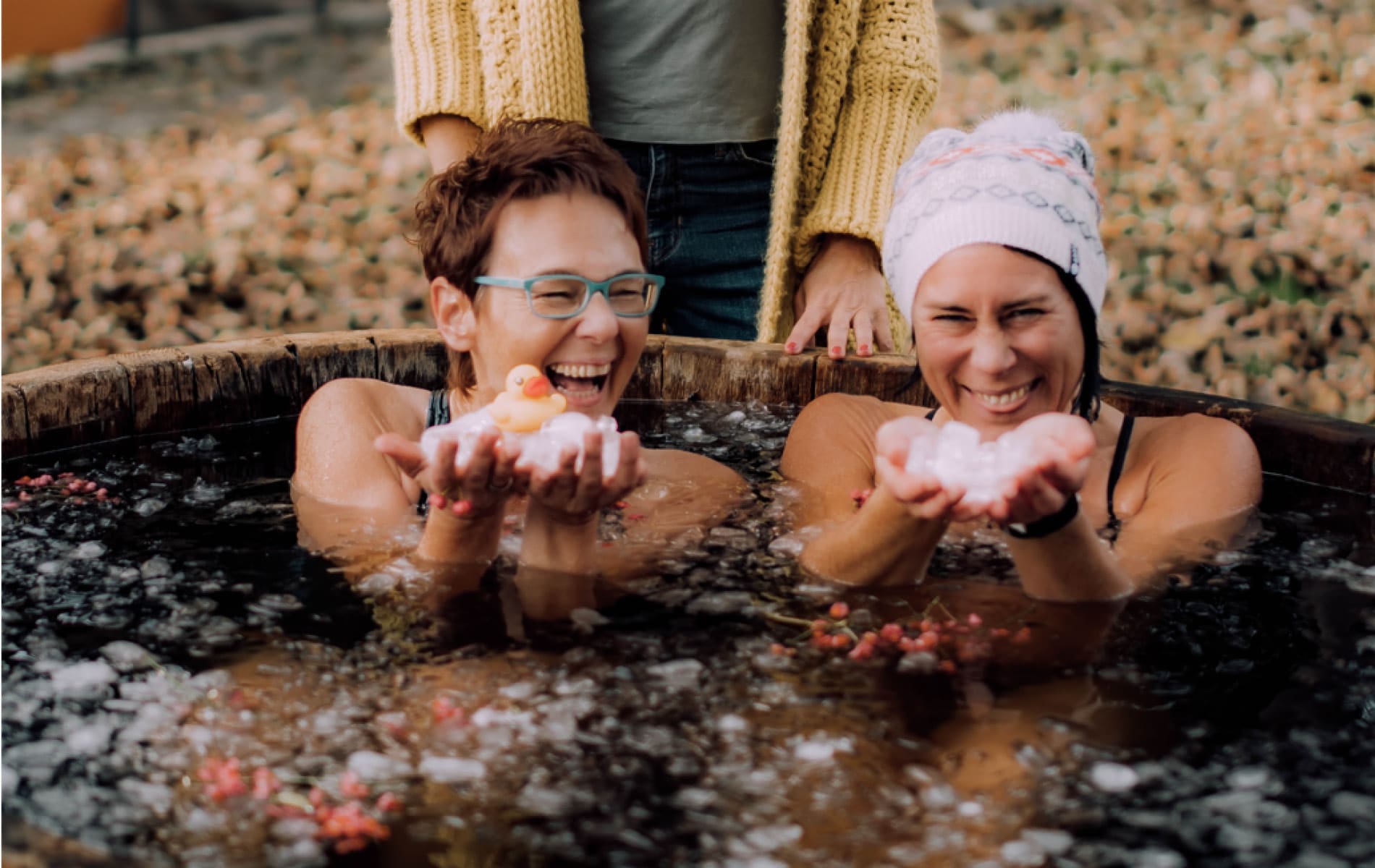 Zwei Frauen sitzen lachend im Eisbadezuber | Biohacking Bad Dürrheim