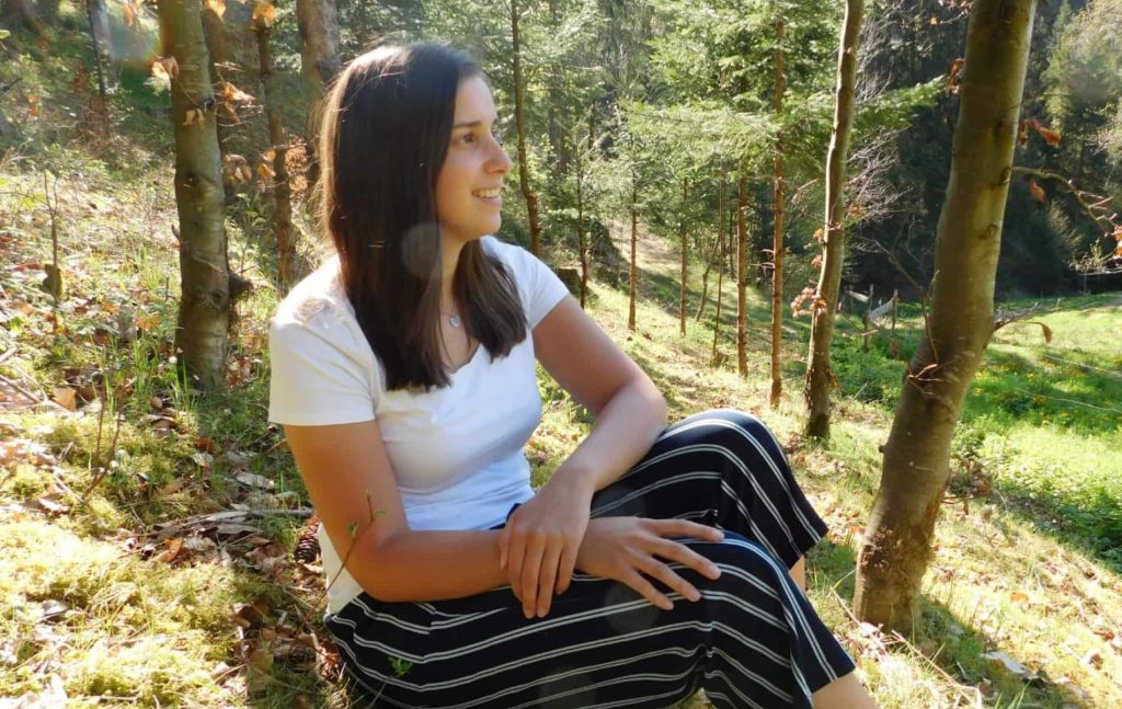 Annika Kopp sitzt im Wald | Biohacking Bad Dürrheim Team