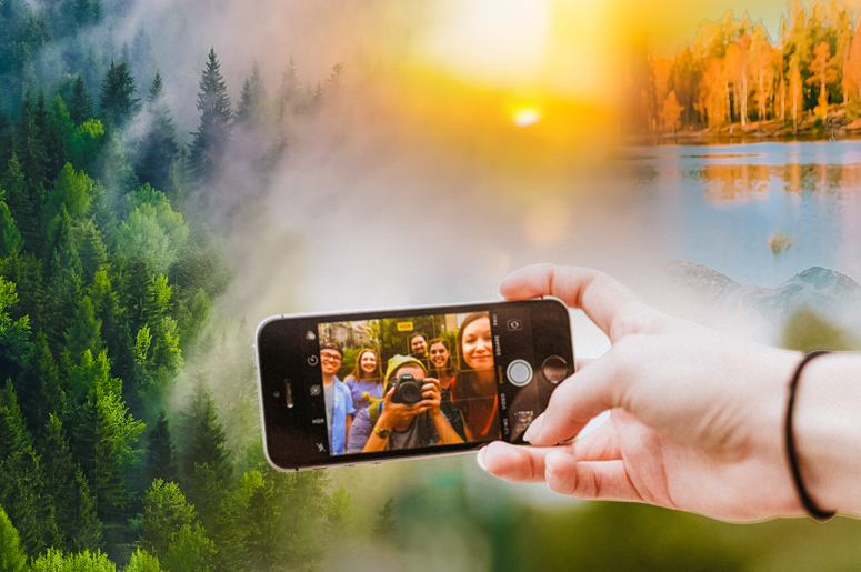 Gruppe die Selfie im Wald macht 