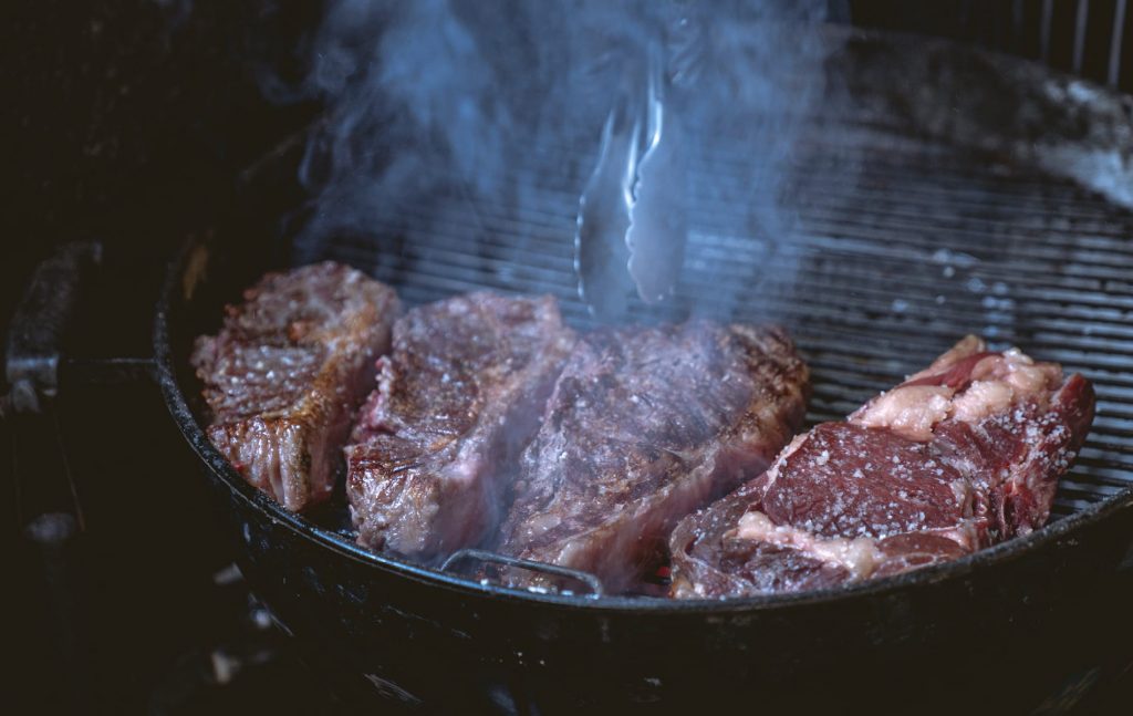 Steaks brutzeln in Pfanne