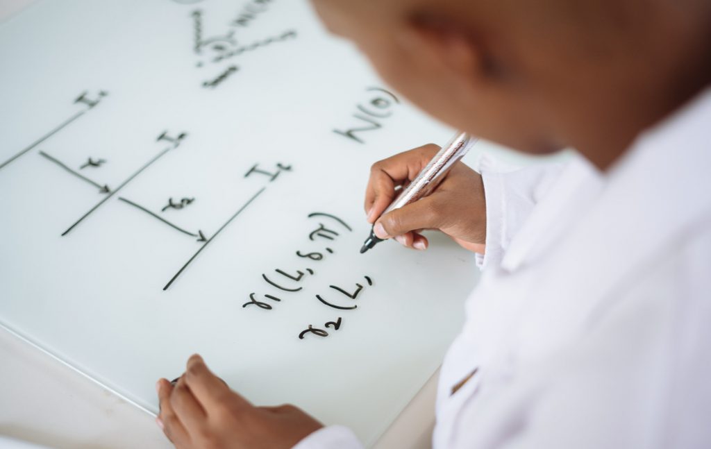 Wissenschaftler schreibt Formeln auf Whiteboard