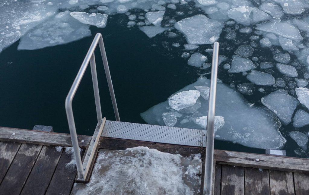 Zugefrorener See mit Einstiegleiter