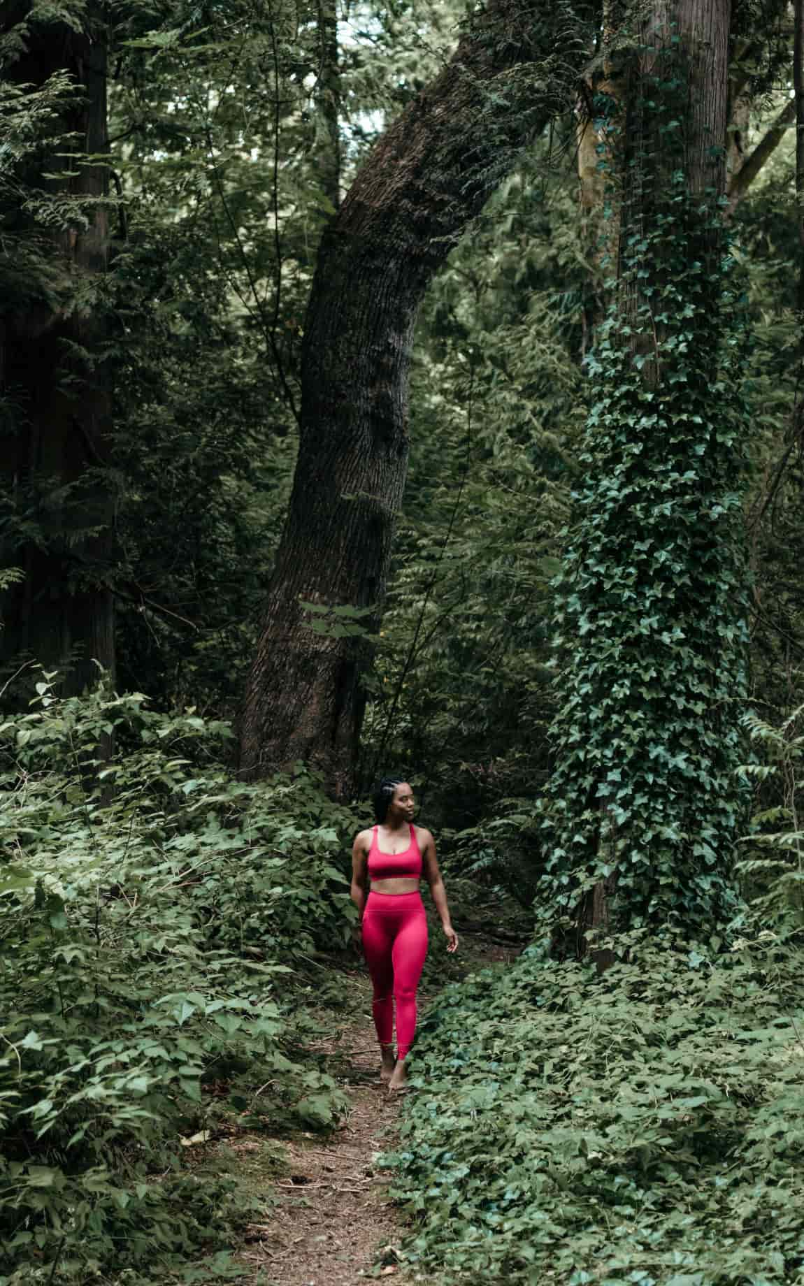 Frau läuft barfuß durch den Wald - Erdung