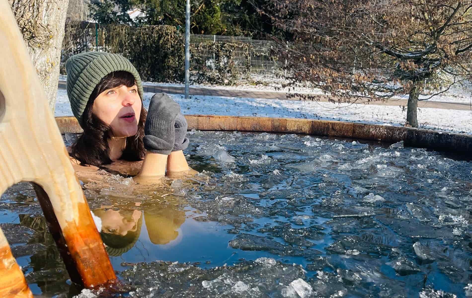 Kathrin Anna Efinger sitzt entspannt auf einem Felsen | Biohacking Bad Dürrheim Team