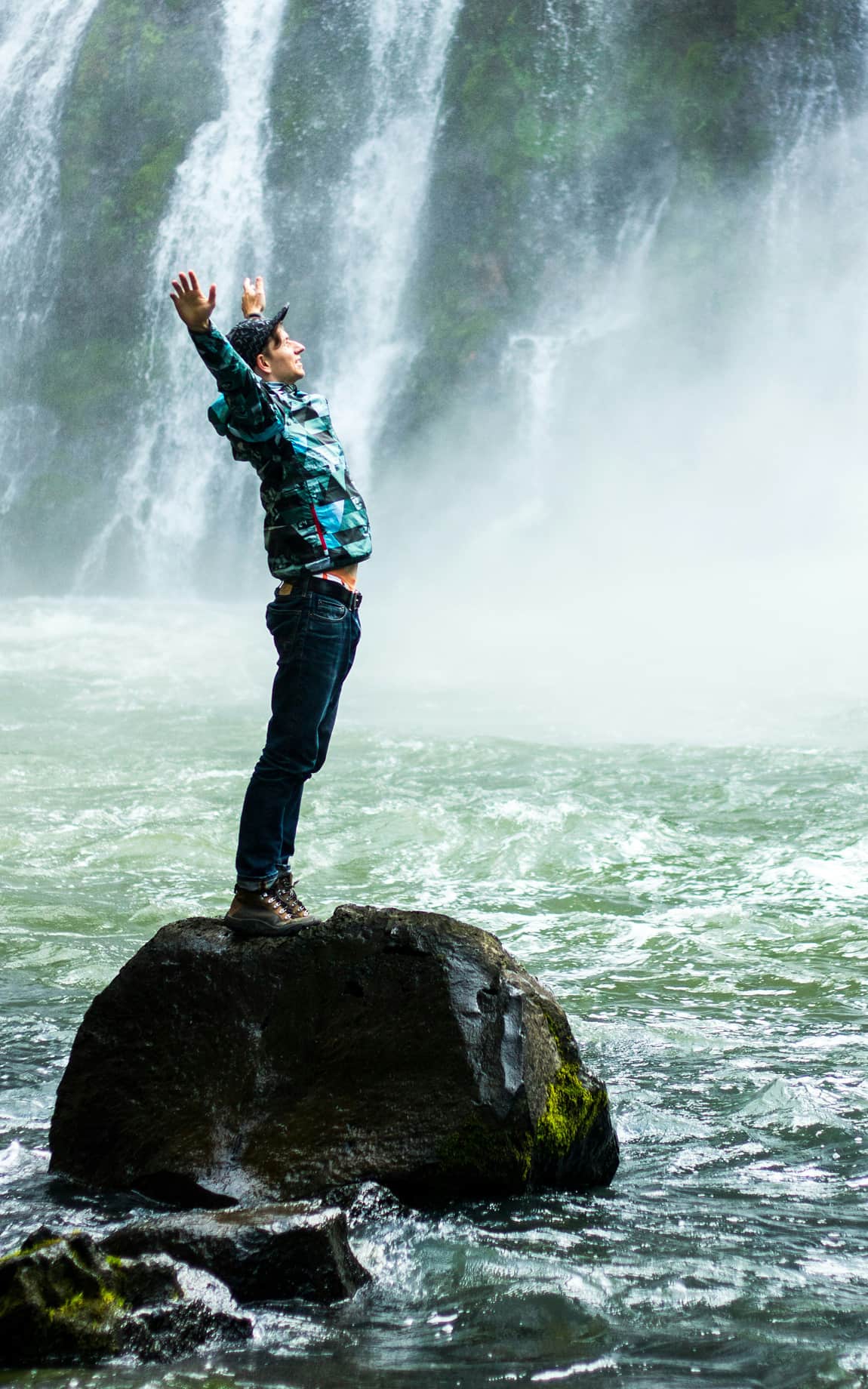Mann steht auf Fels umgeben von Wasser | Biohacking BD