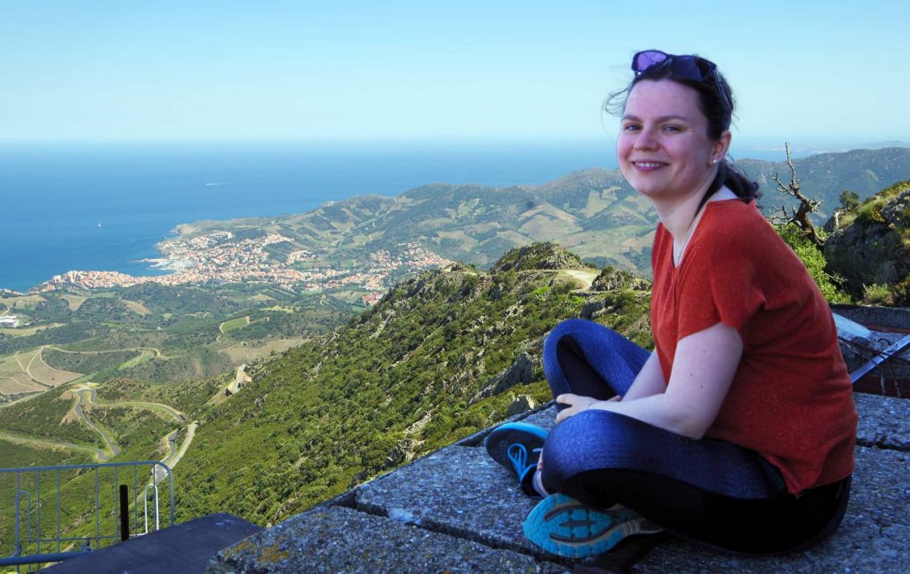 Sarah Hildebrand sitzt auf Berg | Biohacking Bad Dürrheim Team