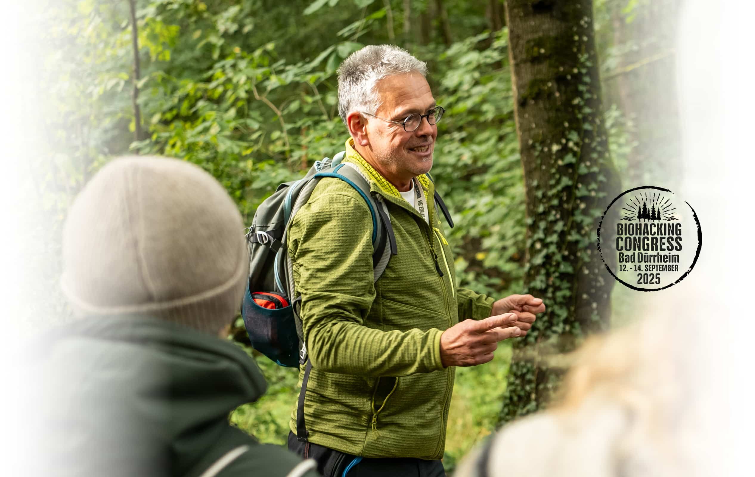 Biohacking-Speaker Klaus Lang beim Waldbaden mit anderen Biohackern