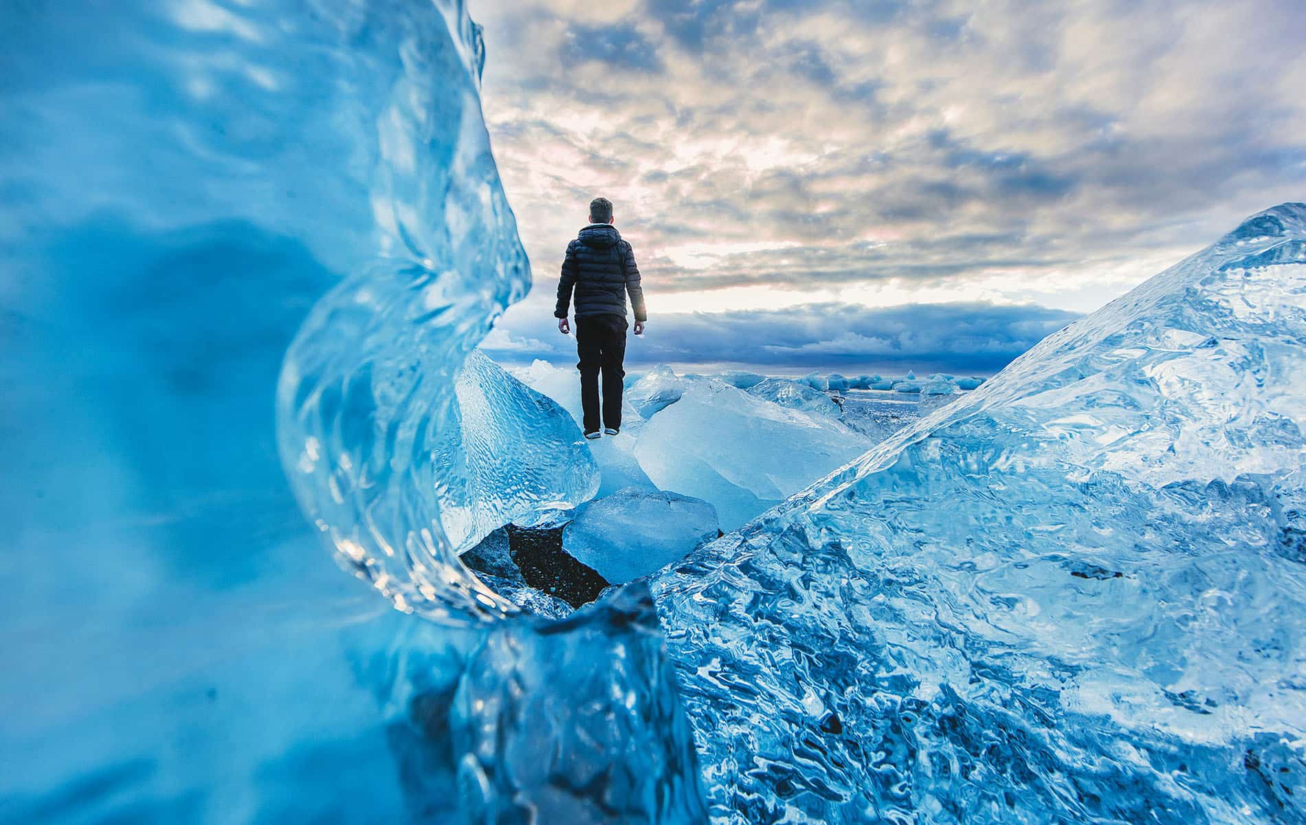 Mann bereitet sich auf sein Eisbad in Eislandschaft vor
