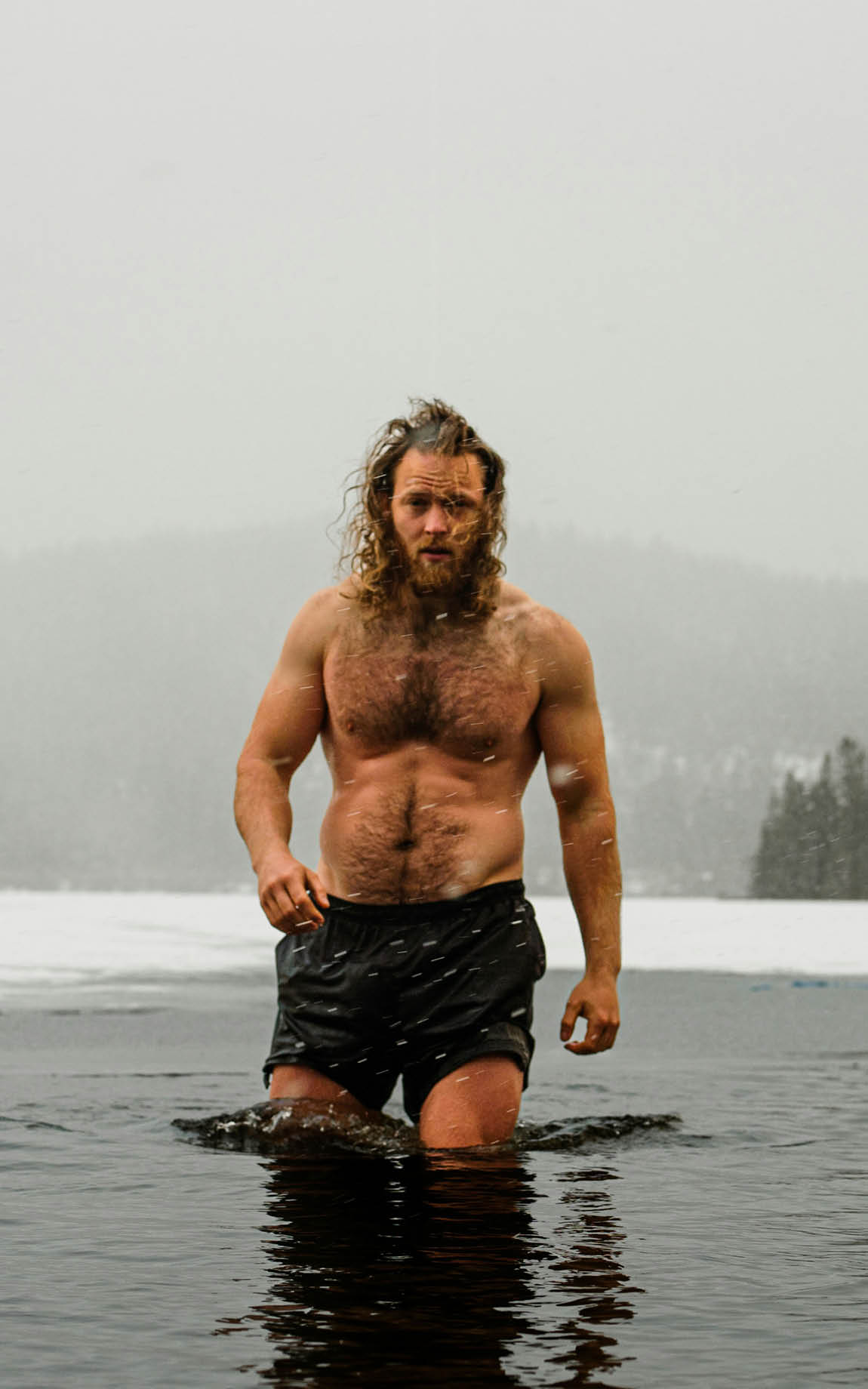 mann wendet kältethearpie, eine der säulen der wim hof methode, an.