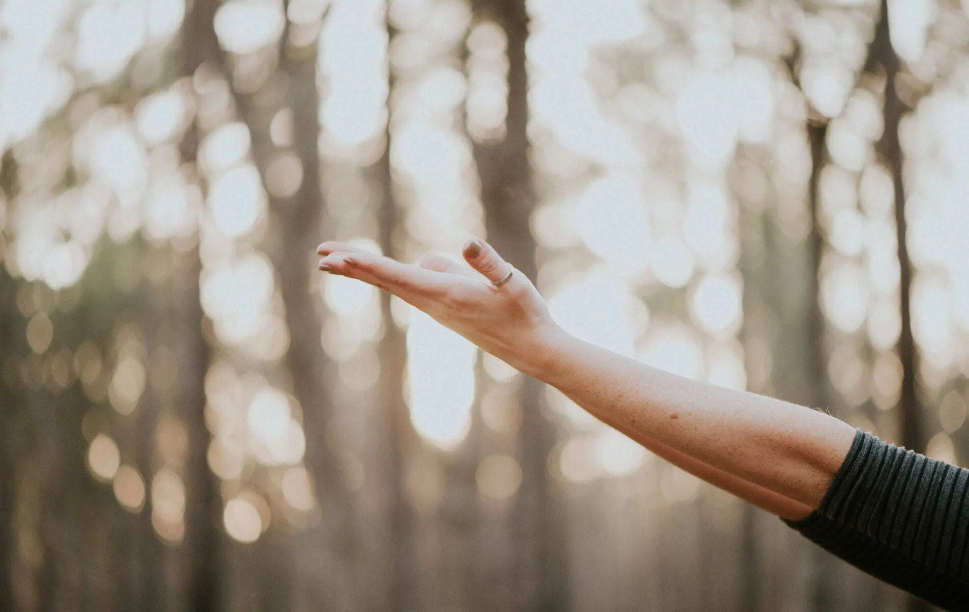 Arm balanciert in der Luft | Biohacking