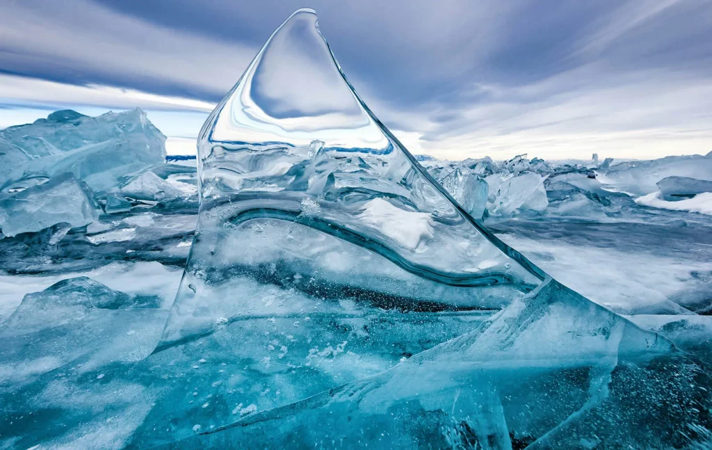 Eisschollen, die auf dem Wasser treiben