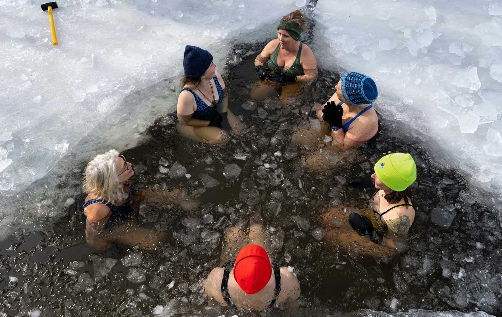 Frauen beim Eisbaden in einem See