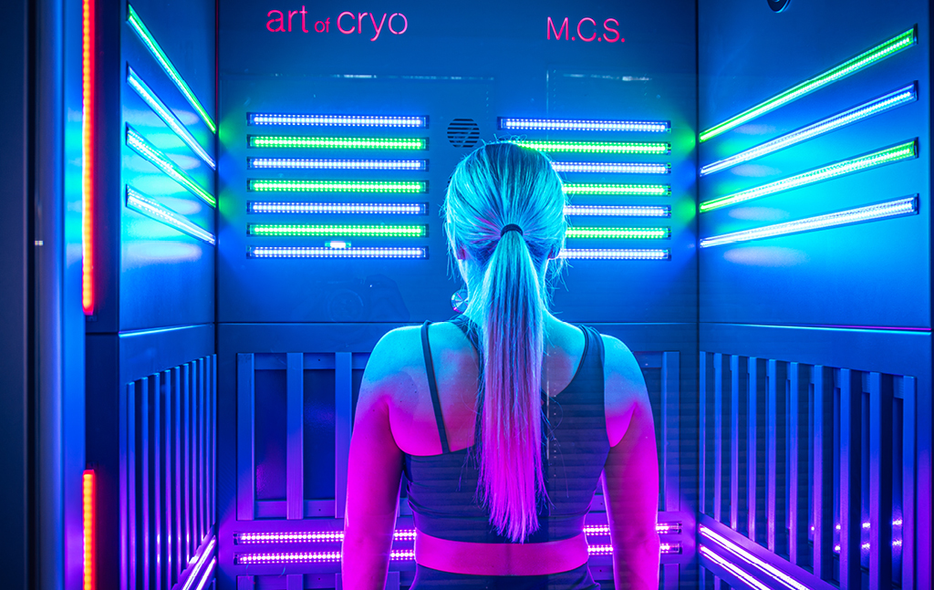 Eine Frau steht in der M.C.S.Kabine. Zu sehen ist ihr Rücken und die hellen Lichter in der Kabine.