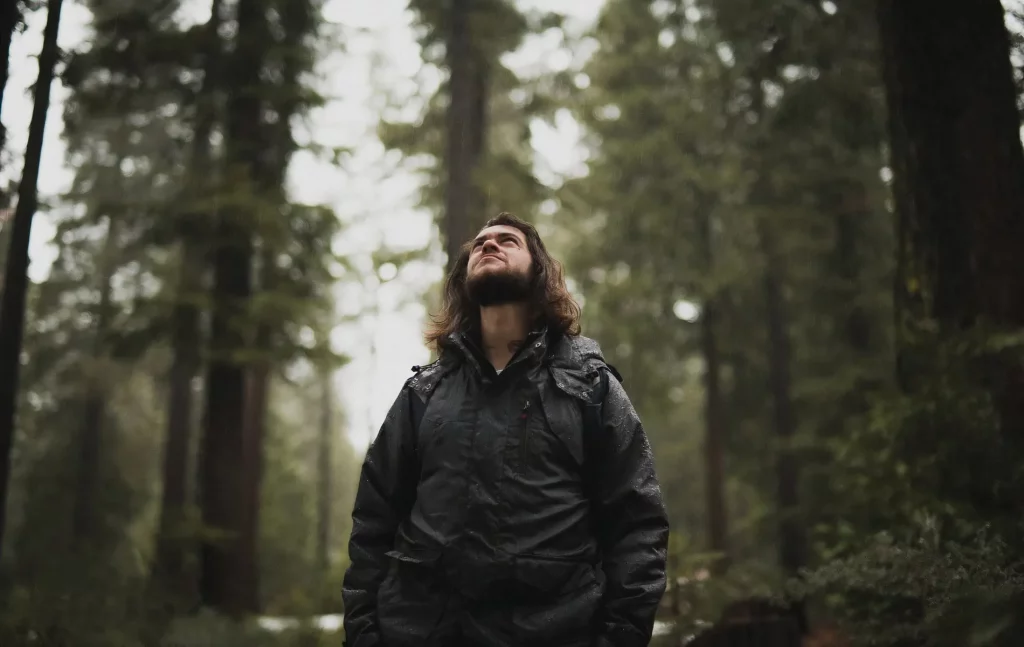 Mann steht im Schwarzwald - Natur Biohacking
