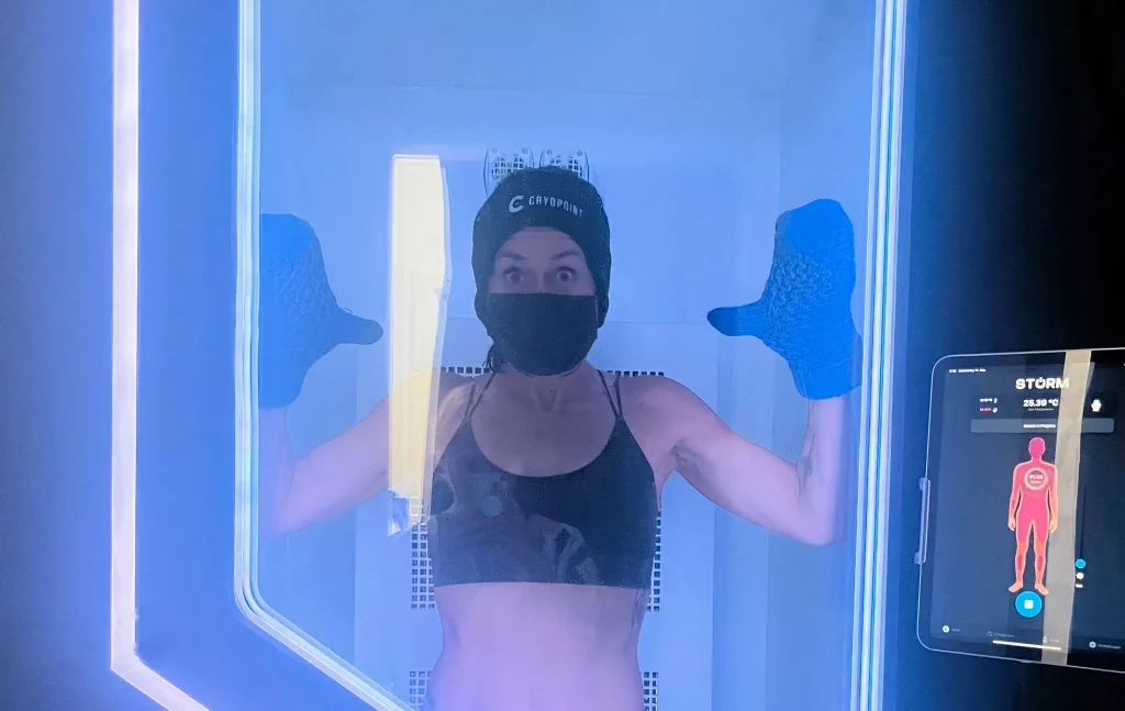 Tine im schwarzen Bikini in einer Kryptokammer/Kältekammer