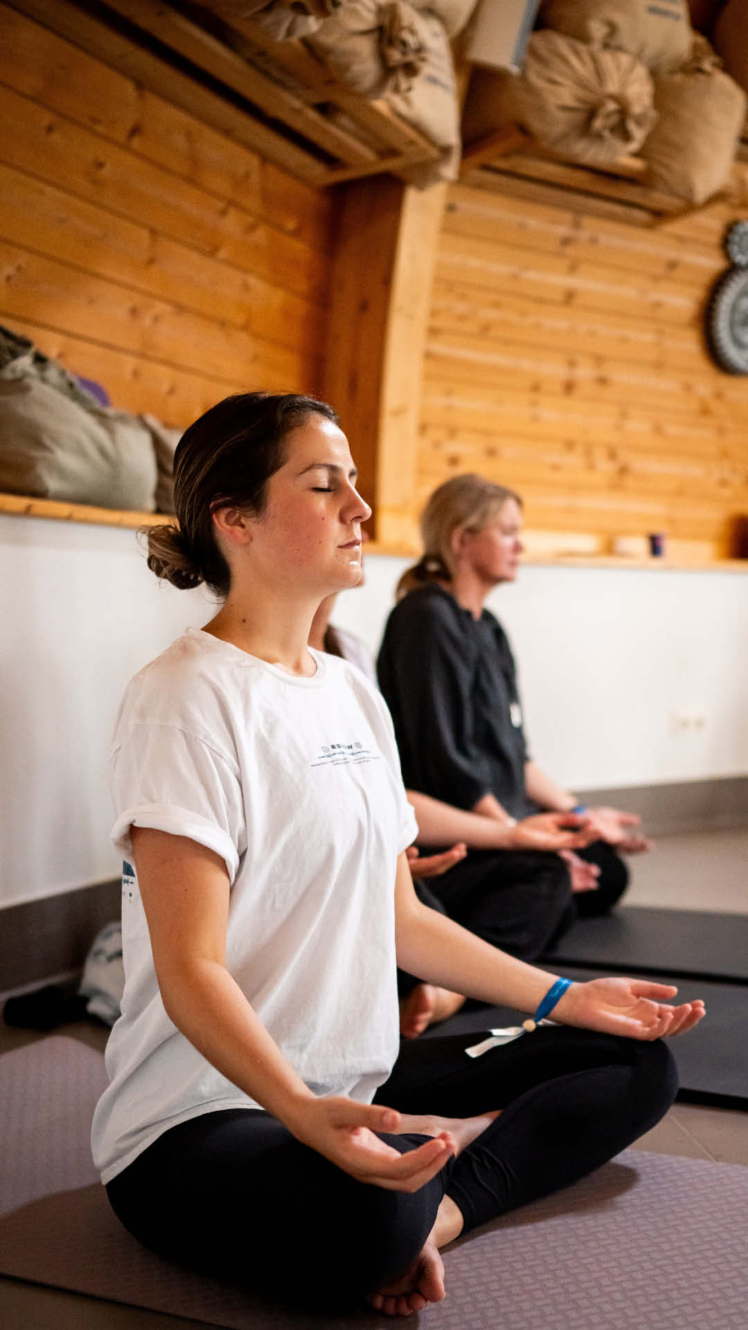 Teilnehmer absolvieren eine Meditation beim Eisbaden meets Meditation
