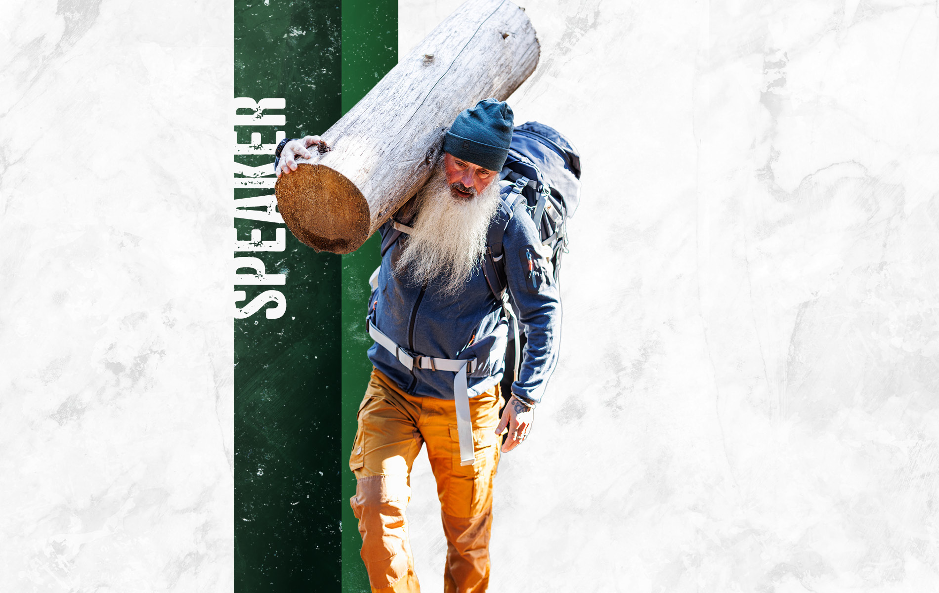 Ansagar Küchle ein Feuerlauftrainer, Wildnispädagoge und Gründer eines eigenen Outdoorzentrums im Westerwald. Zu sehen ist er, wie er einen großen Baumstamm auf der Schulter trägt. Er trägt zudem Outdoor-Kleidung.