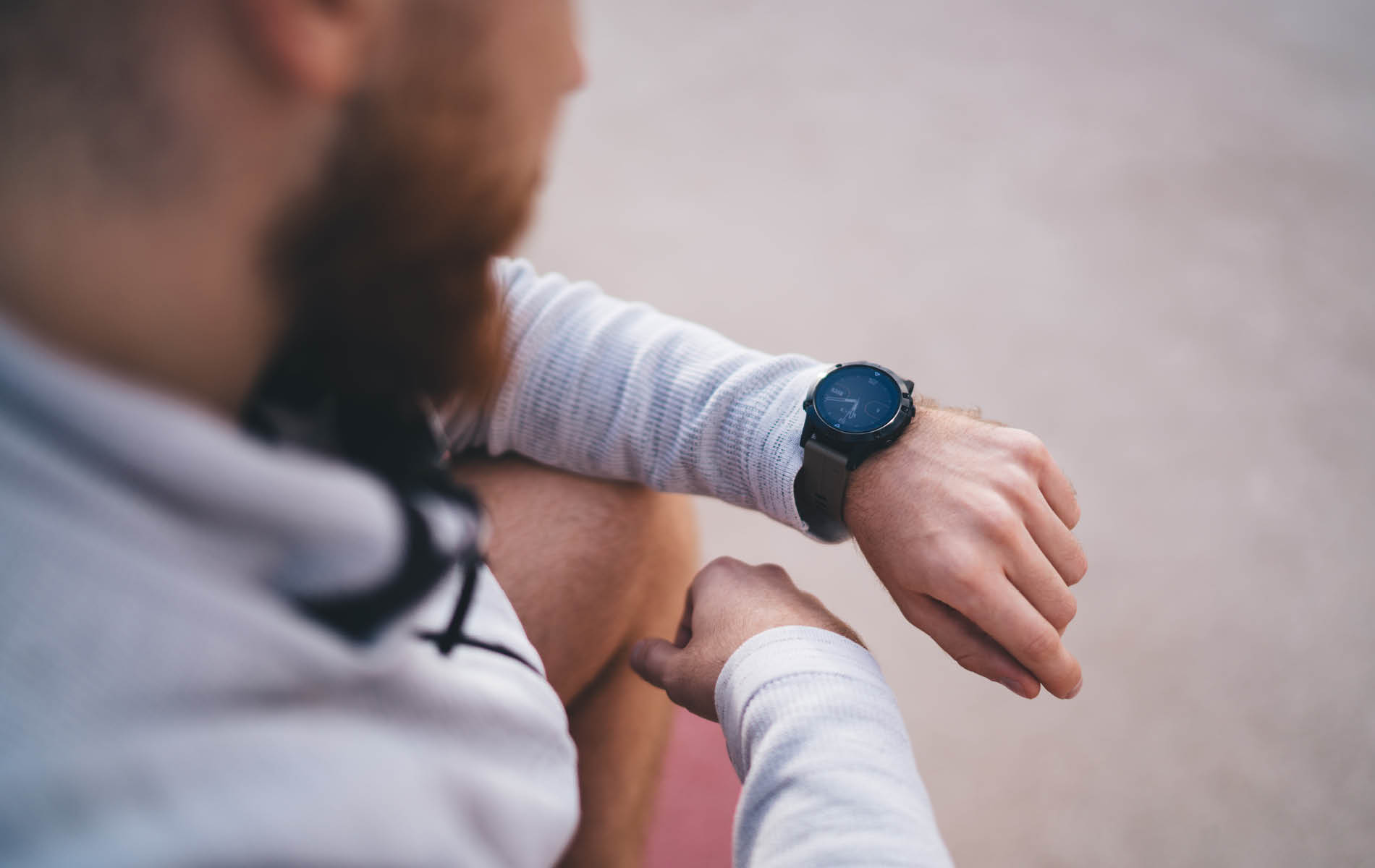 Mann der auf seine Smart Watch schaut