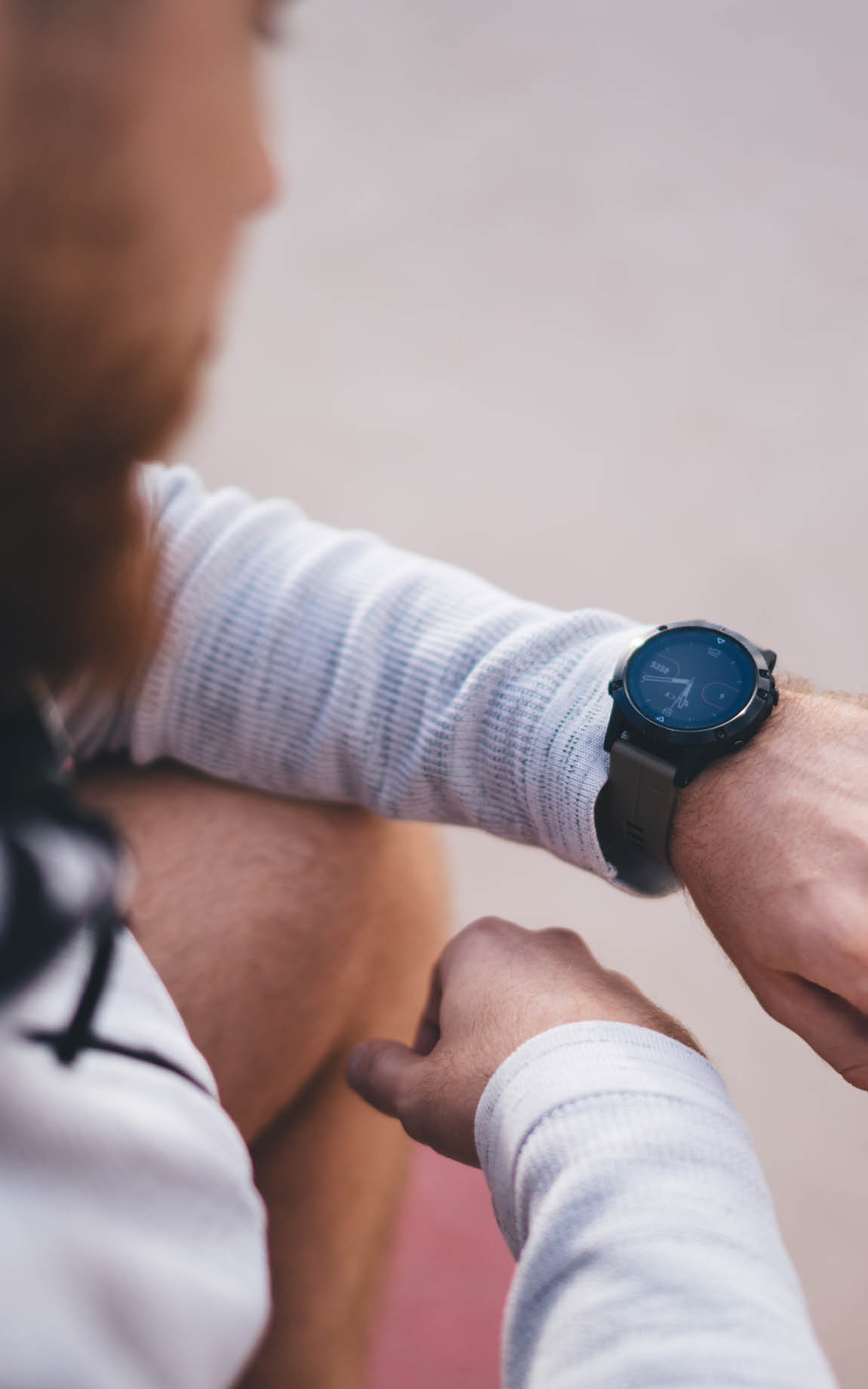 Mann der auf seine Smart Watch schaut