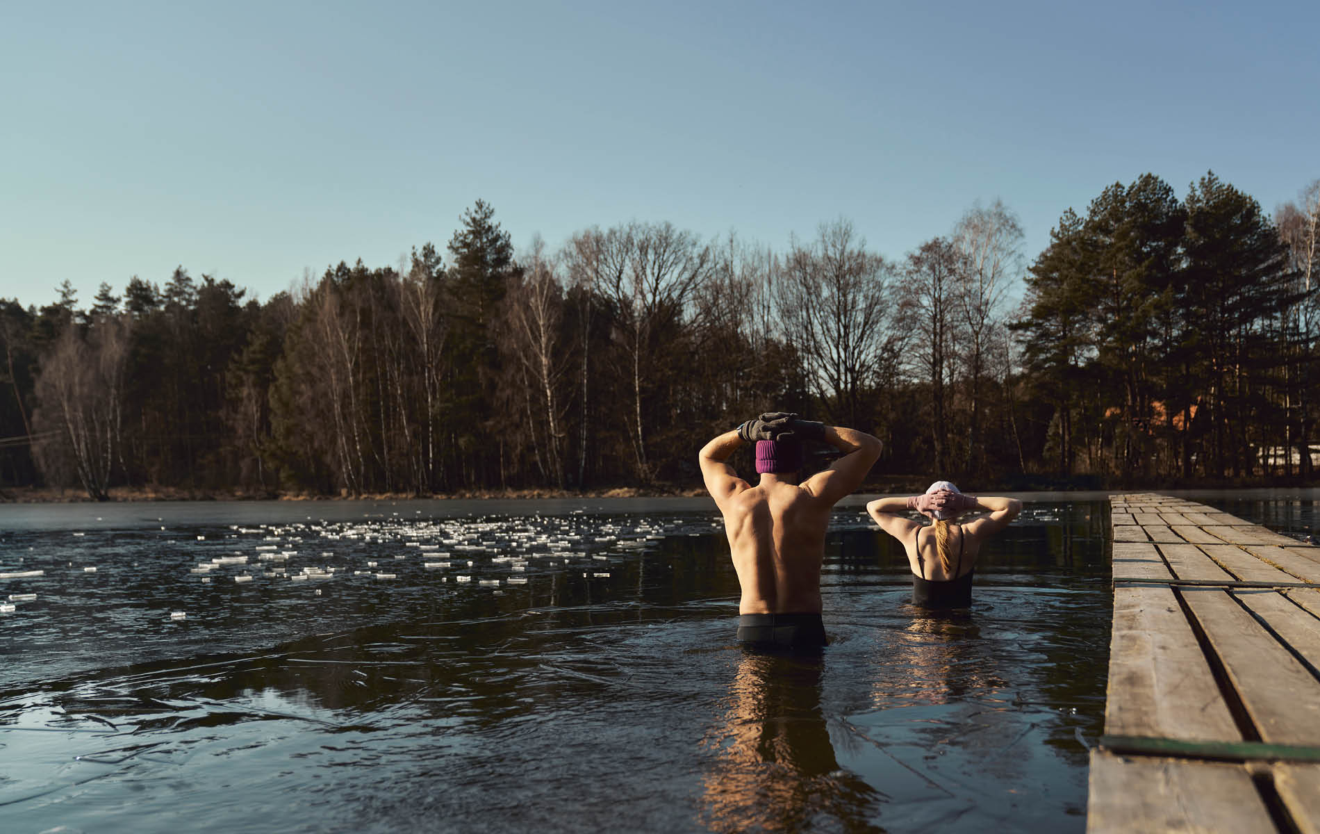 Ein Mann und eien Frau stehen in einem Eissee